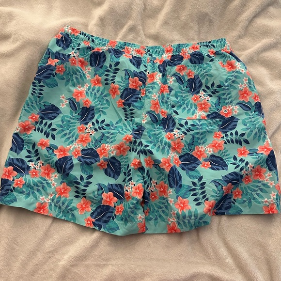 Children place men’s bathing suit - Picture 2 of 3